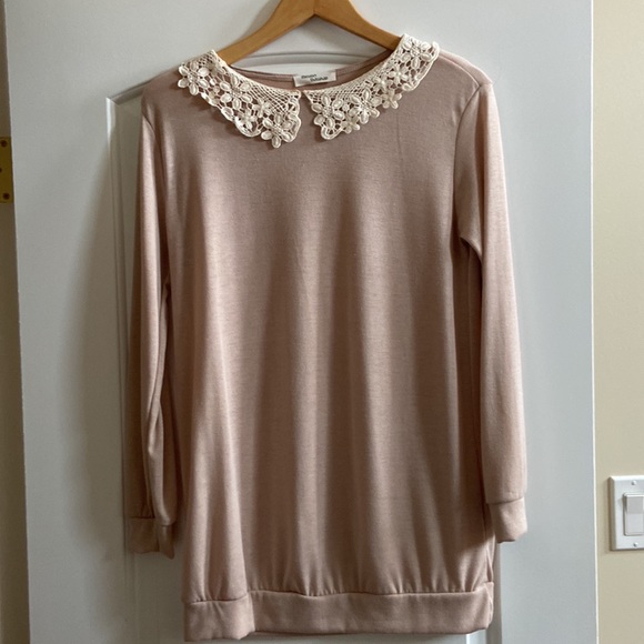 Gently used crochet collar neck tunic in size M - Picture 2 of 7